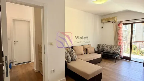 Dnevna soba sa garniturom i izlazom na balkon. - image 6