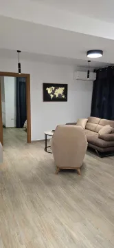 Dnevna soba sa garniturom, foteljom i mapom svijeta na zidu. - image 2