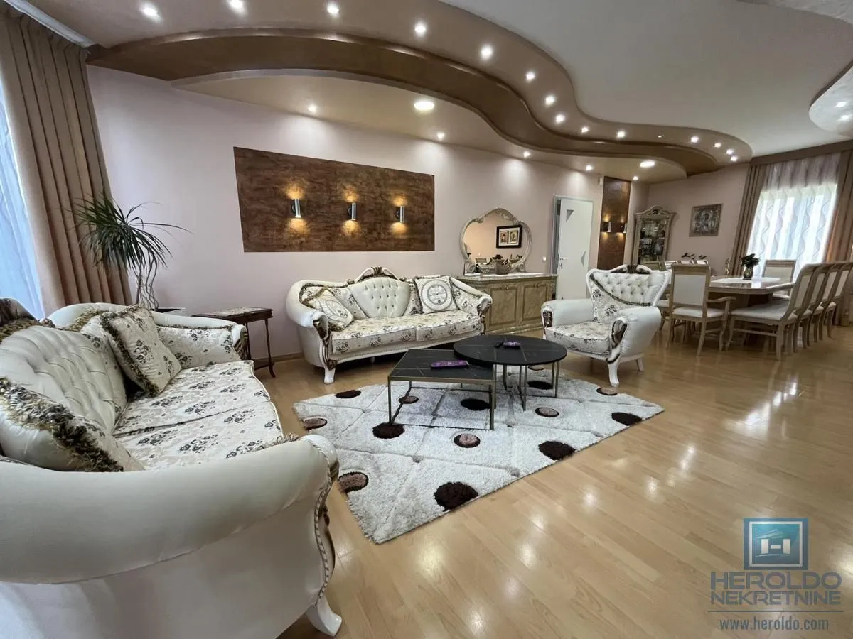 Prodaja, kuća, 302m², Vinorača, Jagodina