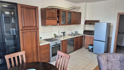 Kuhinja sa drvenim elementima, šporetom i frižiderom. - image 7