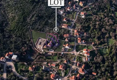 Pogled iz vazduha na lokaciju i okolno naselje sa označenom parcelom. - image 2