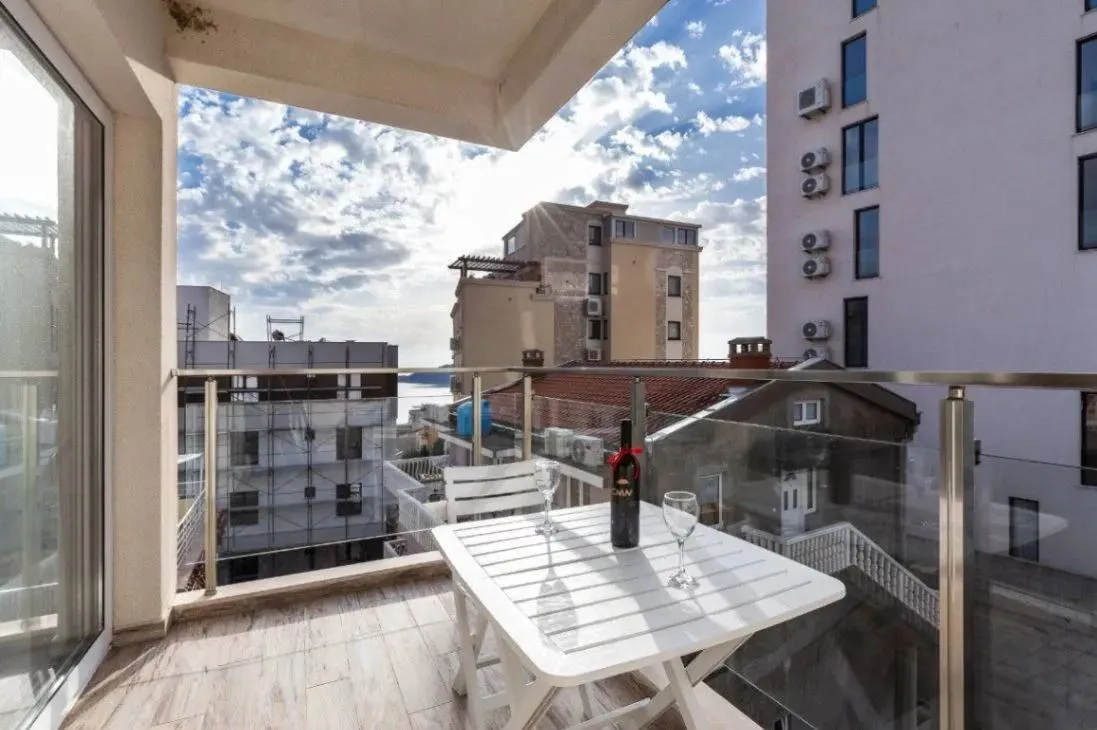 Rent, one bedroom apartment, 50m², Bečići, Budva