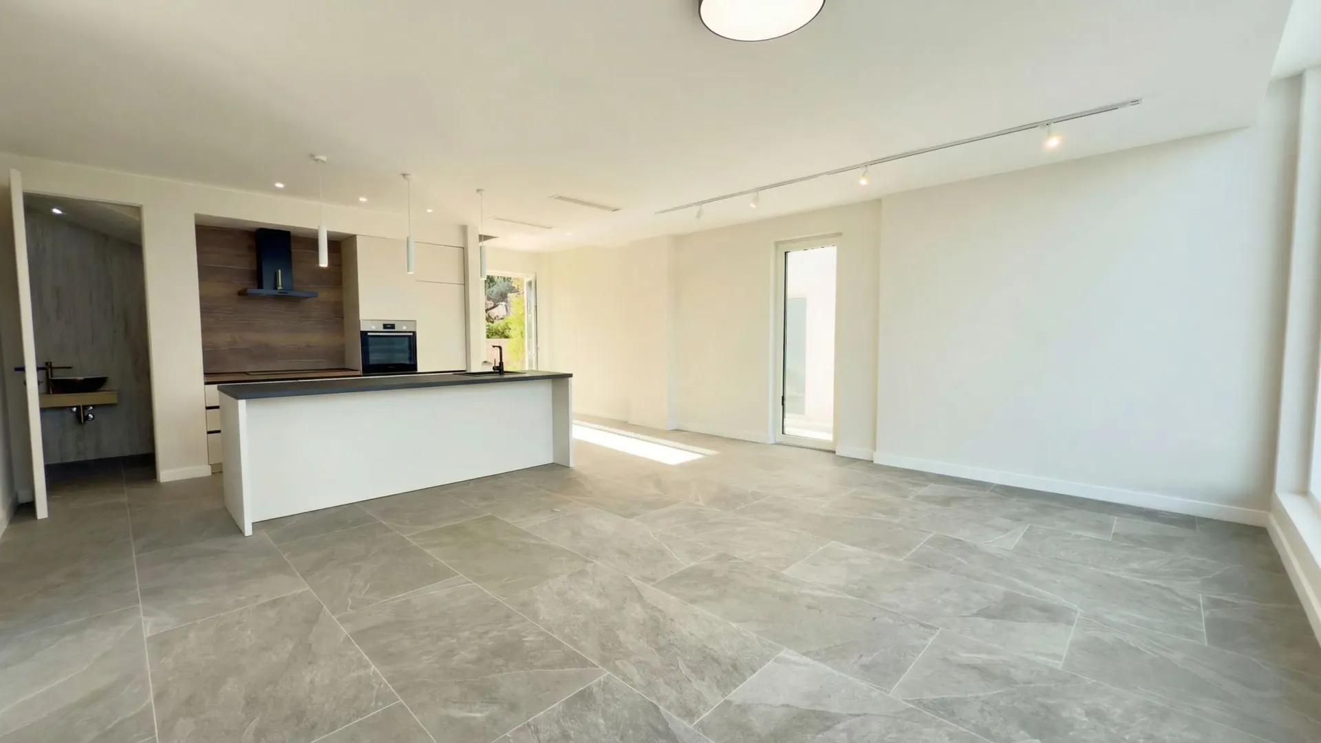 Prodaja, dvosoban stan, 119m², Krašići, Tivat