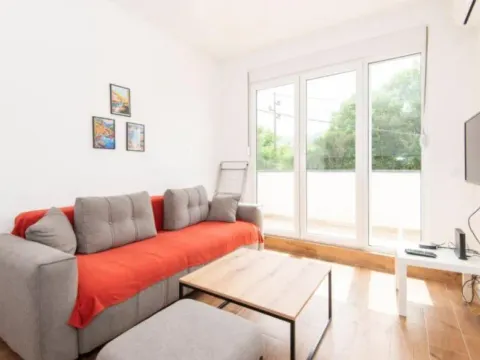 Izdavanje, jednosoban stan, 36m², Radanovići, Kotor