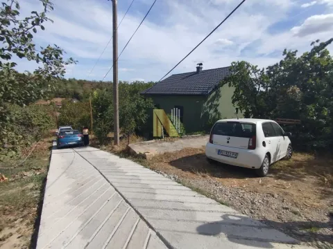 Pogled na dvorište i prilaz porodične kuće sa parkiranim automobilima. - image 34