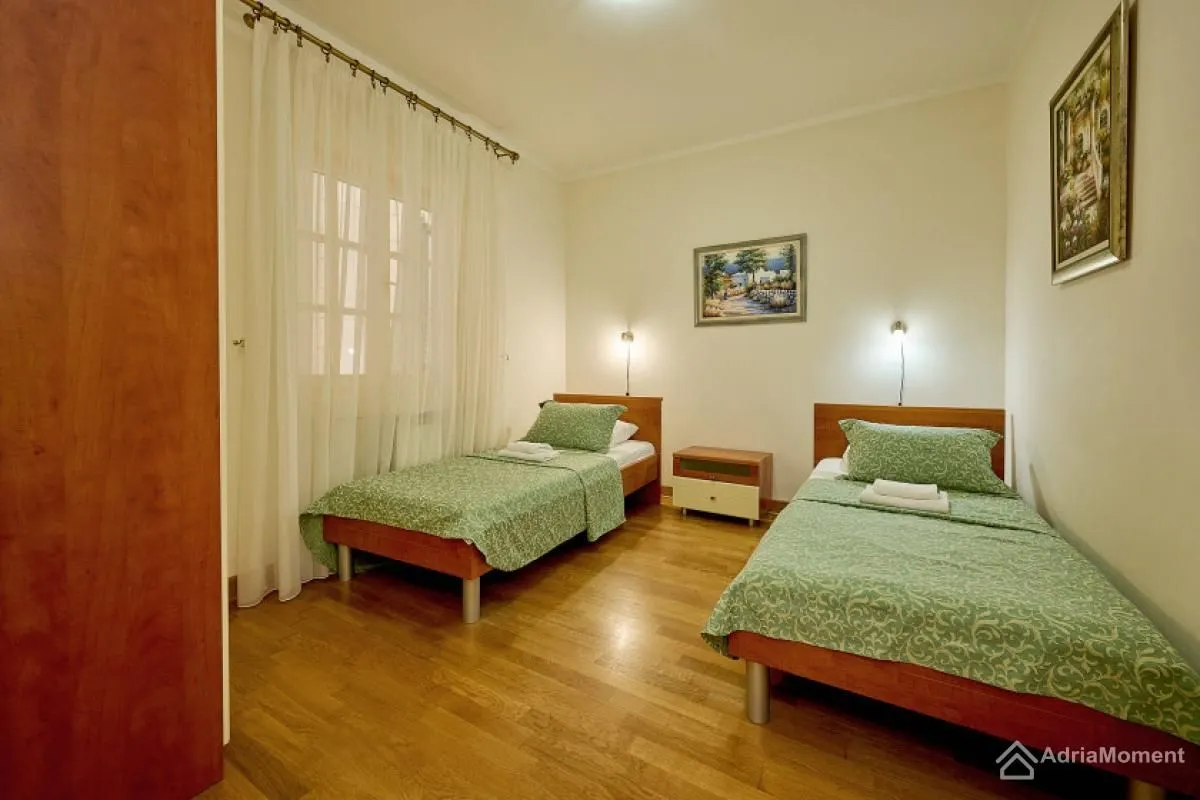 Sale, four bedroom apartment, 131m², Sveti Stefan, Budva