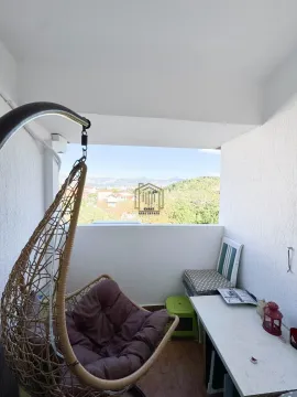 Manji natkriveni balkon sa visećom foteljom i pogledom na prirodu i okolinu. - image 15