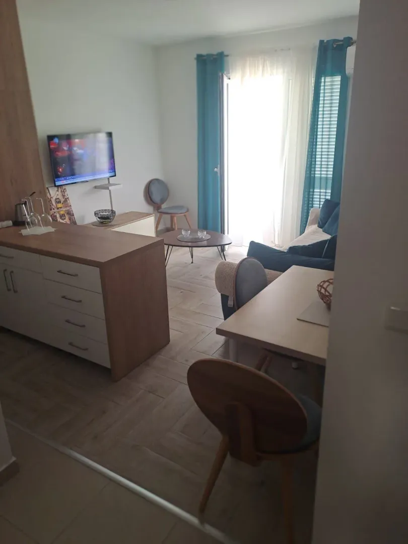 Living room with a dining area and a sofa.