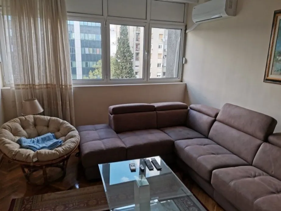 Izdavanje, jednosoban stan, 65m², Pejton, Podgorica