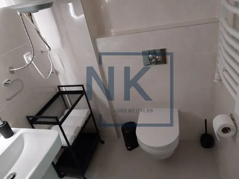 View of a modern equipped bathroom with sanitary ware.