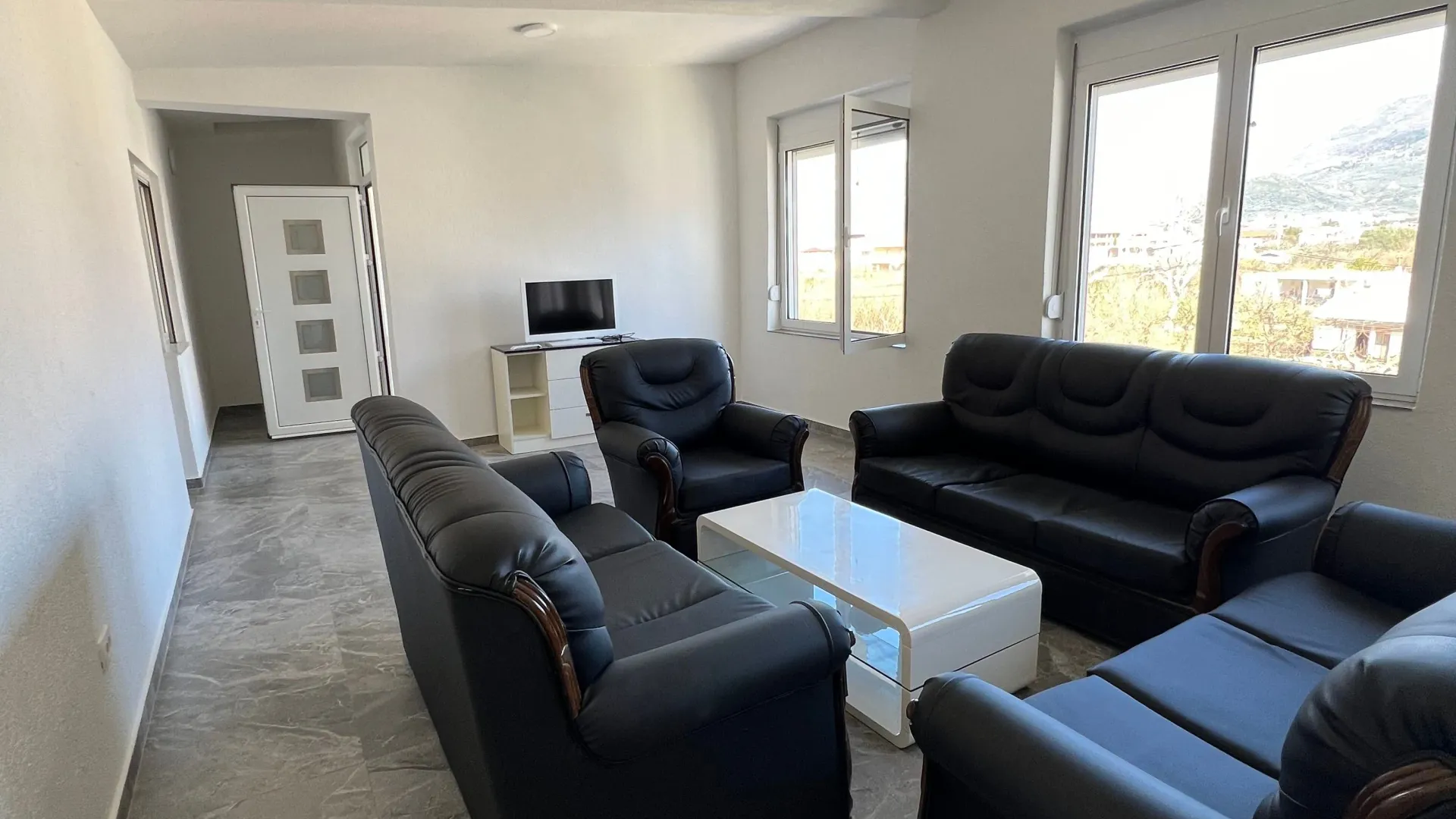 Izdavanje, dvosoban stan, 90m², Tomba, Bar