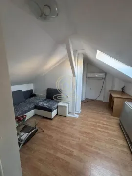 Potkrovlje sa garniturom za sedenje, radnim stolom i krovnim prozorom. - image 5