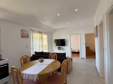 Izdavanje, trosoban stan, 85m², Gradiošnica, Tivat - image 8