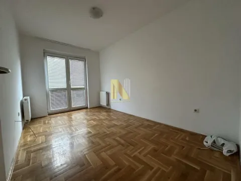 Prazna soba sa parketom i balkonskim vratima. - image 4