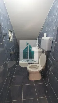 Manje kupatilo obloženo pločicama sa toaletom i umivaonikom pod kosim krovom. - image 11