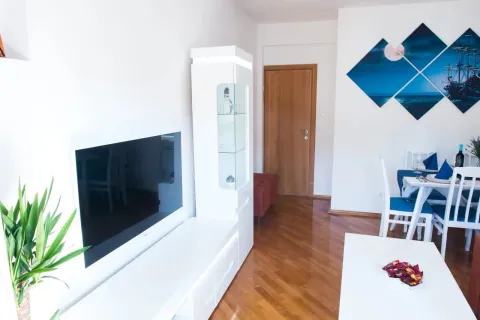 Svijetli dnevni boravak sa bijelim namještajom i trpezarijom u uglu. - image 4