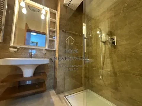 Izdavanje, četvorosoban stan, 130m², Centar, Podgorica - image 1