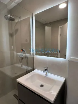 Moderno opremljeno kupatilo sa umivaonikom i tuš kabinom. - image 8