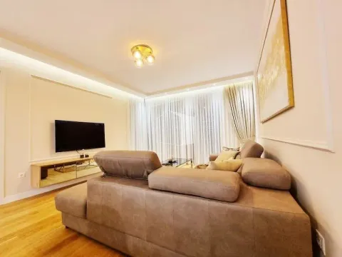Moderan i svijetao dnevni boravak sa garniturom i televizorom. - image 4