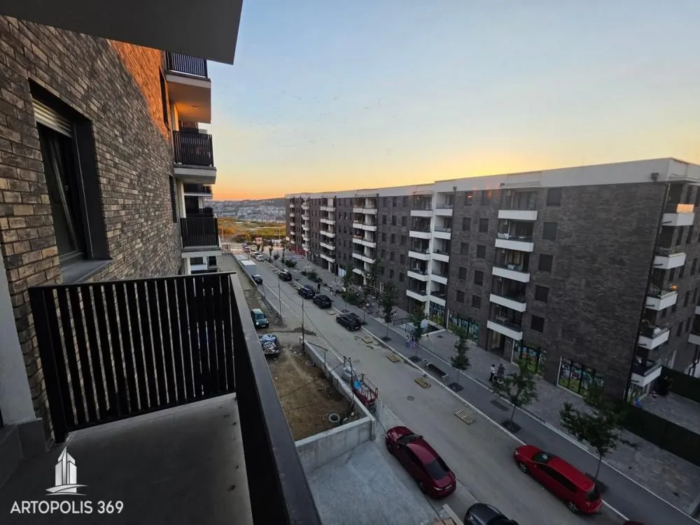 Pogled sa terase na naselje i ulicu u sumrak.