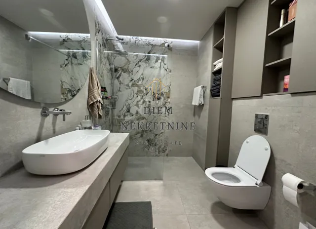 Prodaja, trosoban stan, 195m², Pobrežje, Podgorica