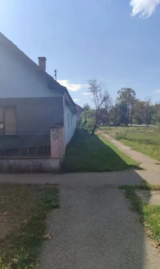 Pogled na dvorište i spoljašnjost kuće sa stazom.