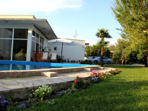 Kuća in Tološi