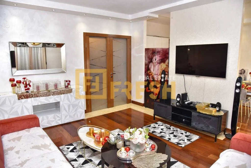 Izdavanje, četvorosoban stan, 140m², Centar, Podgorica