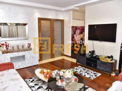 Izdavanje, četvorosoban stan, 140m², Centar, Podgorica