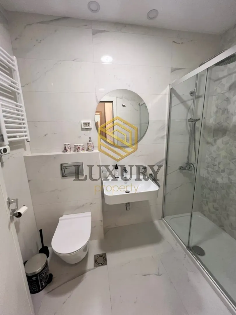 Modern bathroom equipped with a shower cabin.