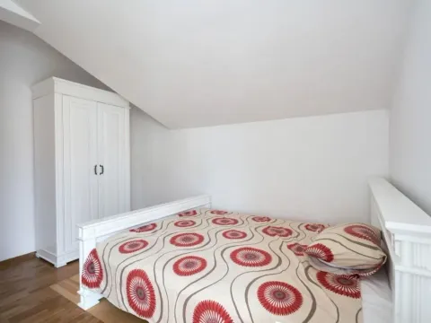 Izdavanje, dvosoban stan, 70m², Centar, Tivat - image 9