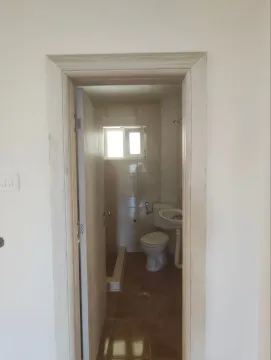Pogled kroz vrata na kupatilo sa sanitarijama i prozorom. - image 6