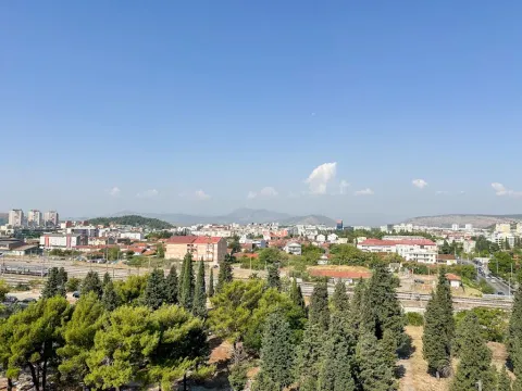 Pogled na grad sa višeg sprata. - image 9