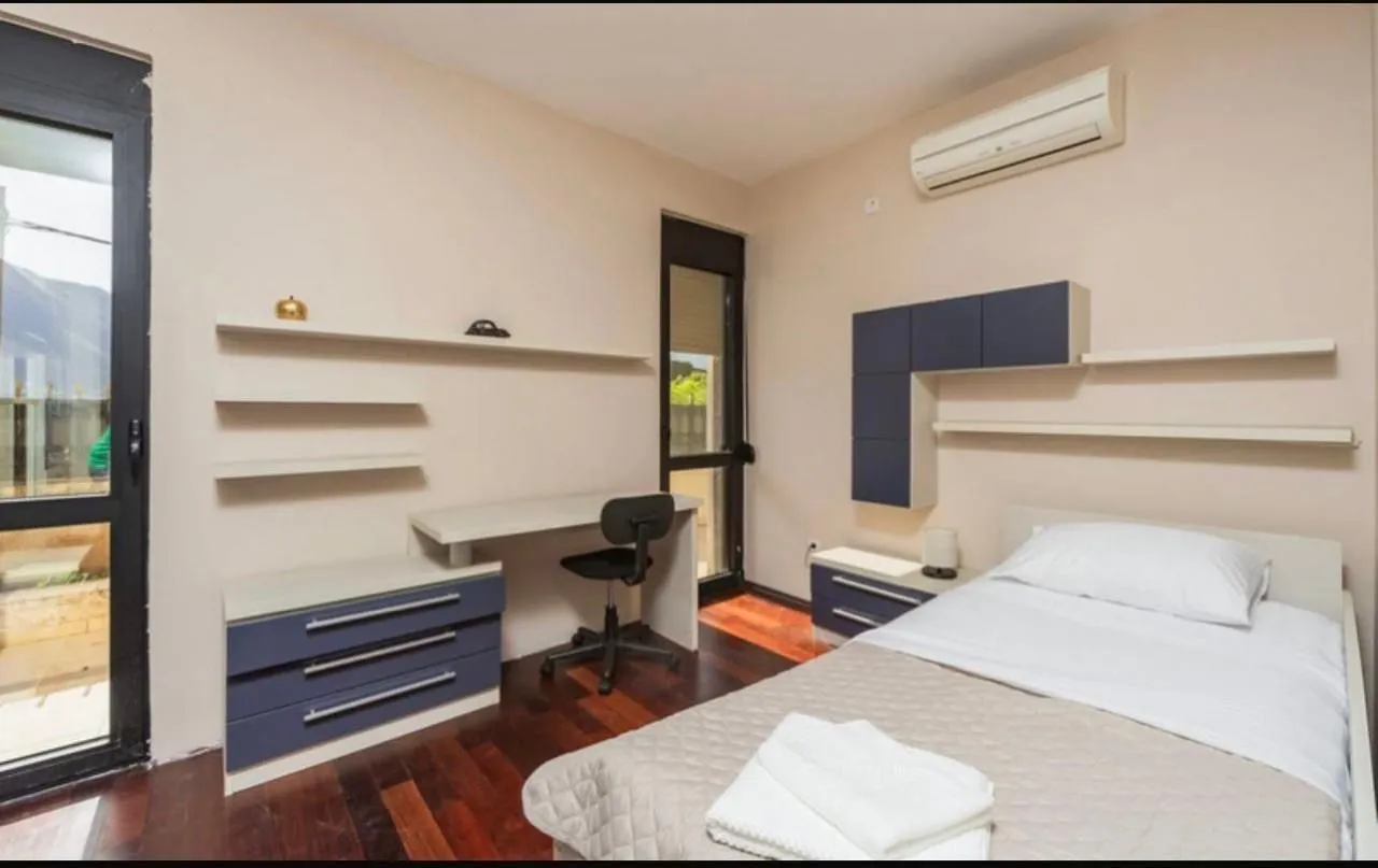 Rent, three bedroom apartment, 170m², Dobrota, Kotor