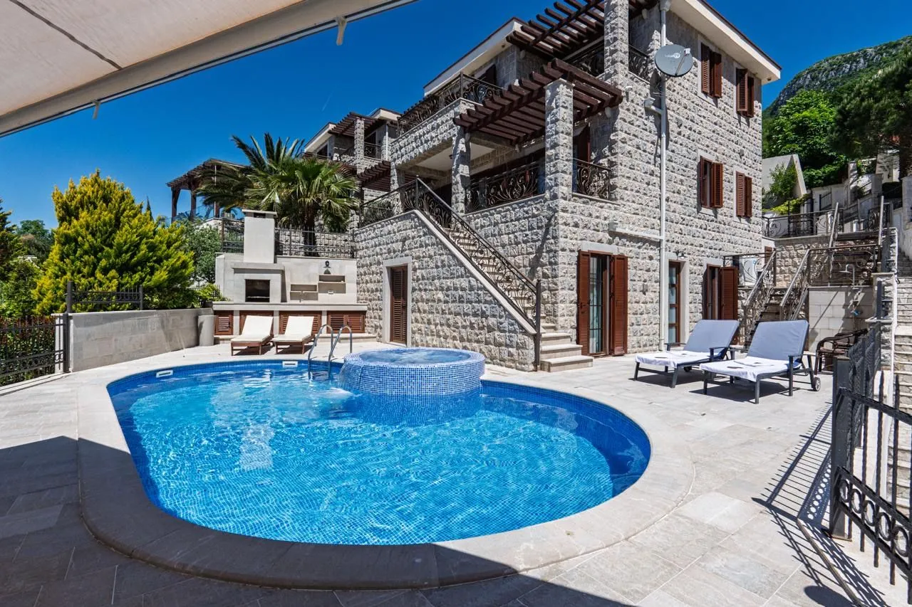 Daily-rent, three bedroom apartment, 160m², Blizikuće, Budva