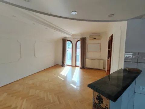 Izdavanje, kuća, 400m², Dalmatinska ulica, Podgorica - image 12