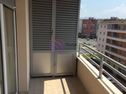 Manji balkon sa metalnom ogradom i pogledom na gradsko naselje. - image 9