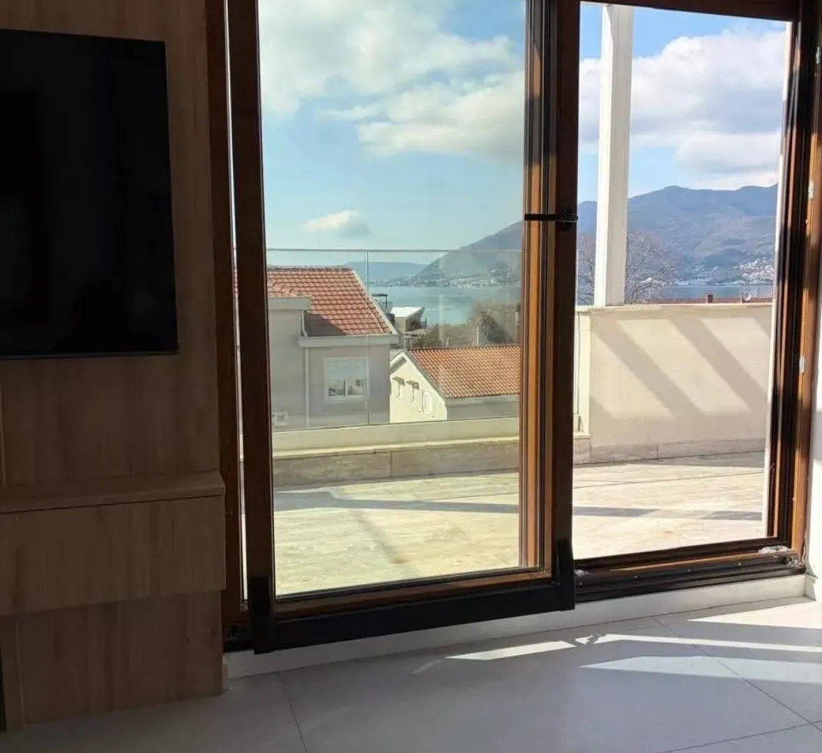 Izdavanje, dvosoban stan, 73m², Donja Lastva, Tivat