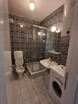 Kupatilo sa tuš kabinom, umivaonikom, WC šoljom i veš mašinom. - image 7