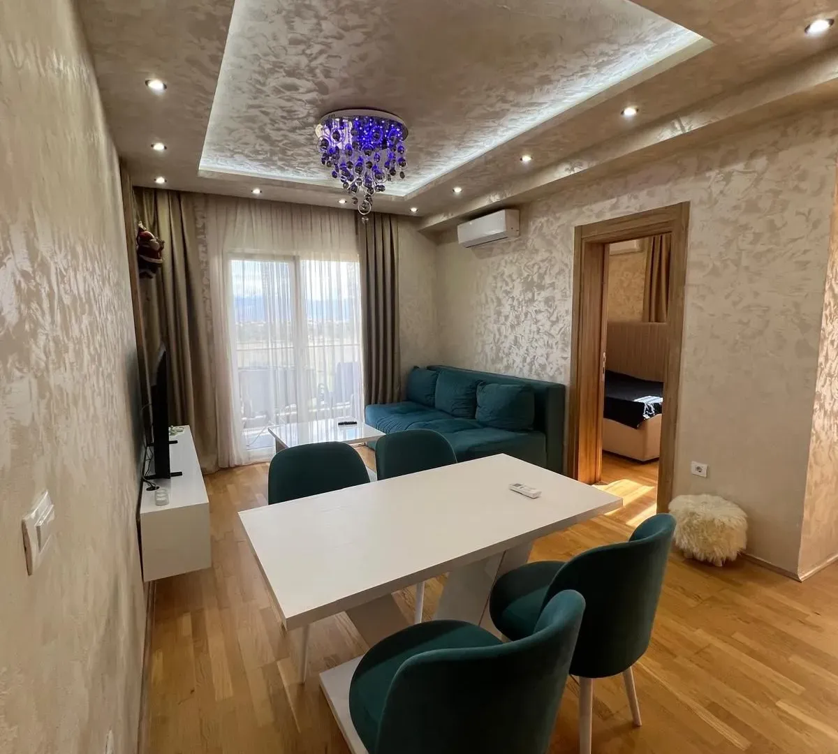 Izdavanje, trosoban stan, 100m², Stari Aerodrom, Podgorica