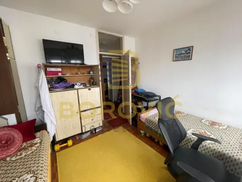 Manja spavaća soba sa krevetom, radnom stolicom i ormarom. - image 4