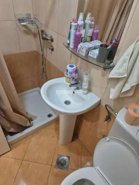 Manje kupatilo sa tuš kabinom, umivaonikom i toaletom. - image 6