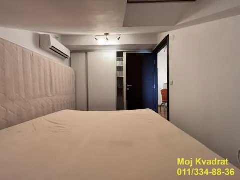 Manja spavaća soba sa bračnim krevetom i ugradnim plakarom. - image 5