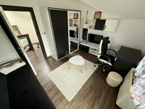Nameštena spavaća soba sa ormarom, radnim stolom i krevetom. - image 18