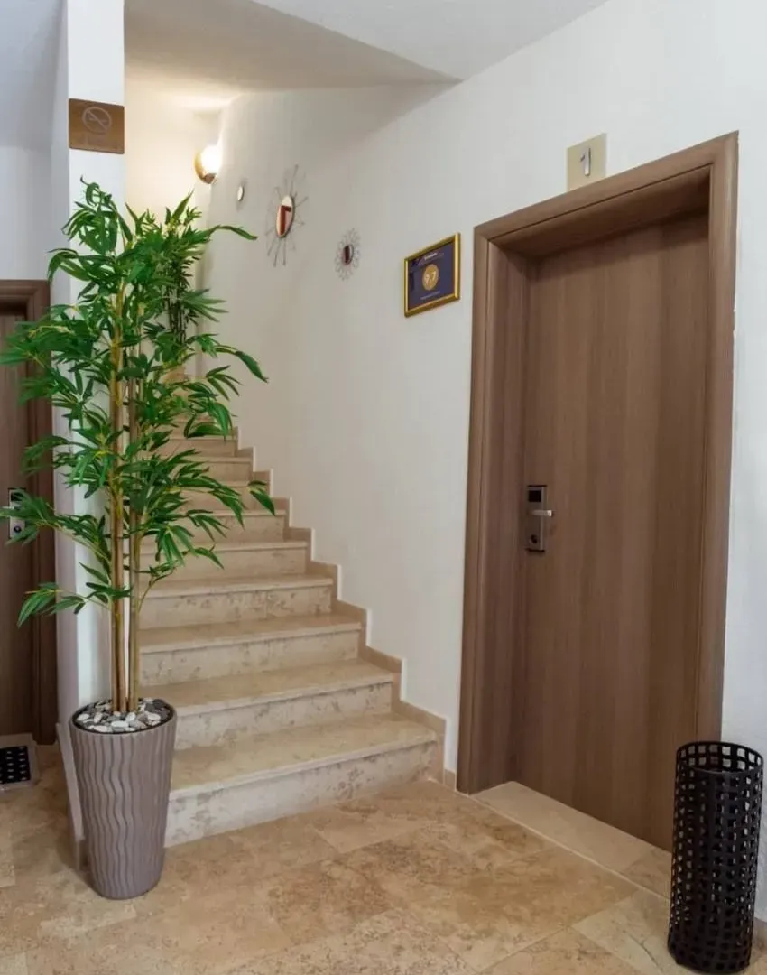 Izdavanje, dvosoban stan, 61m², Podkošljun, Budva