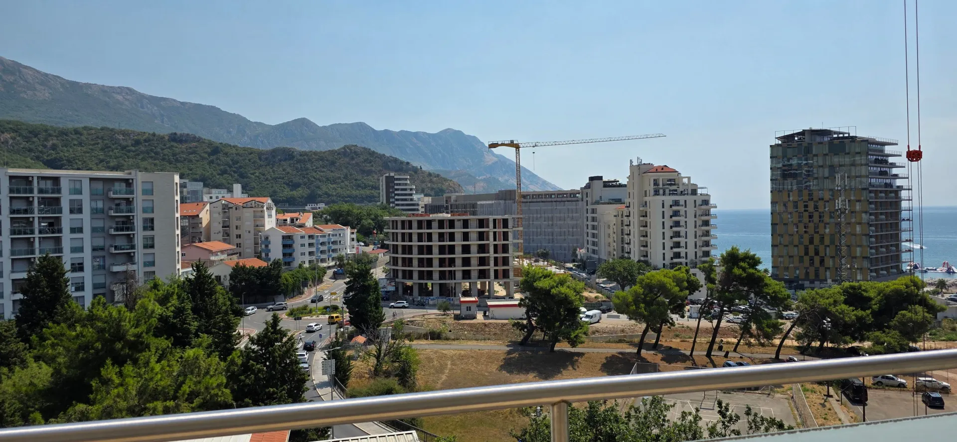 Pogled sa terase na gradski pejzaž, planine i more.
