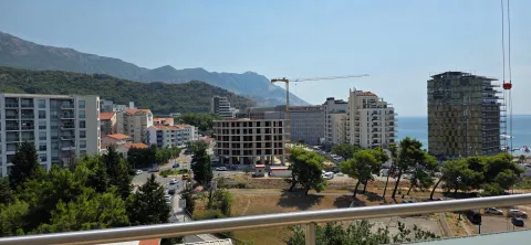 Pogled sa terase na gradski pejzaž, planine i more. - image 17