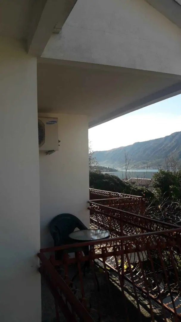 Balkon sa pogledom na more i okolne planine.