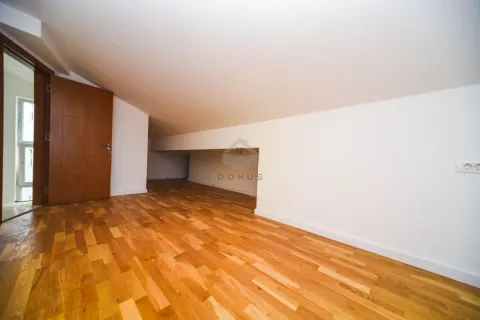 Prazna potkrovna prostorija sa drvenim podom i bijelim zidovima. - image 7