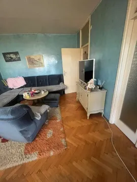 Dnevna soba sa garniturom, televizorom i drvenim parketom. - image 4